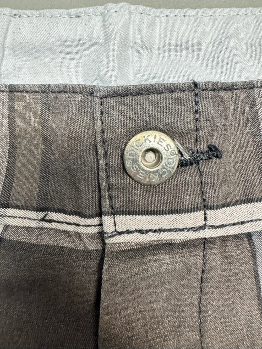 Dickies Men's Plaid Cargo Shorts in Gray and Tan - Picture 4 of 6